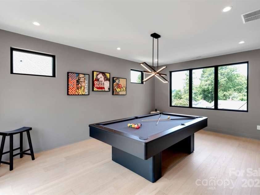 2421 Roslyn Avenue, Charlotte, NC 28208.  MLS# CAR4288069, YatesRealty ID 34449. 