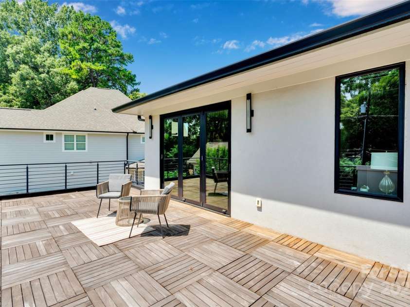 2421 Roslyn Avenue, Charlotte, NC 28208.  MLS# CAR4288069, YatesRealty ID 34449. 