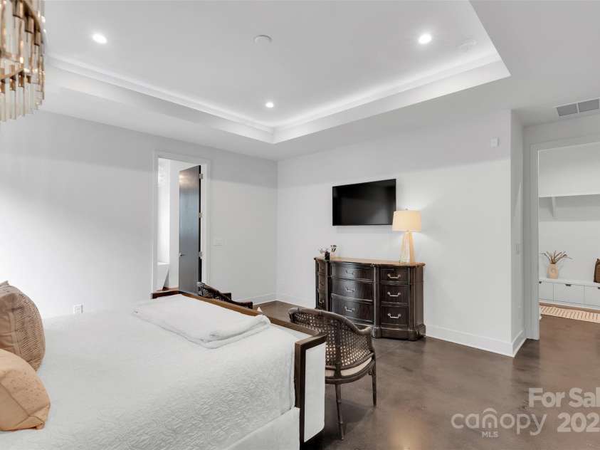 2421 Roslyn Avenue, Charlotte, NC 28208.  MLS# CAR4288069, YatesRealty ID 34449. 