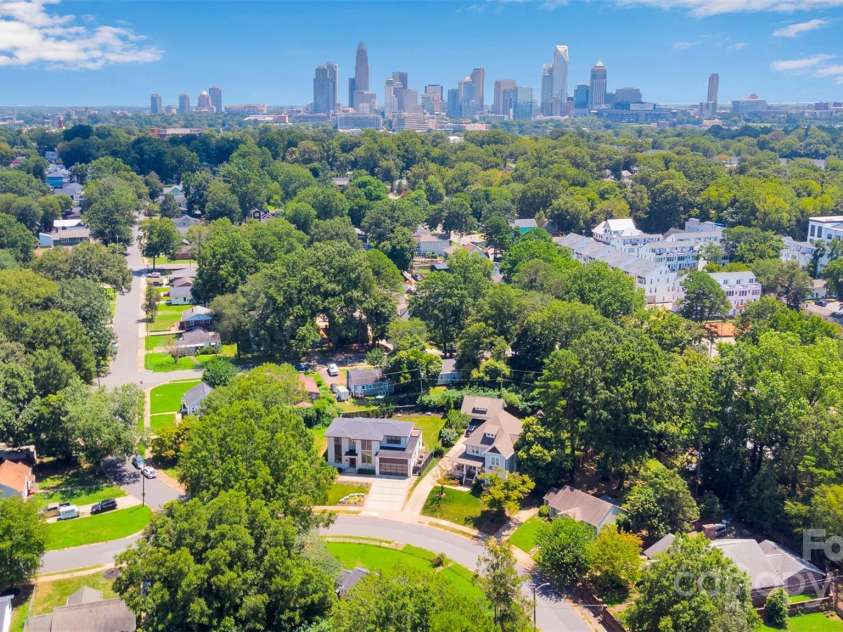 2421 Roslyn Avenue, Charlotte, NC 28208.  MLS# CAR4288069, YatesRealty ID 34449. 