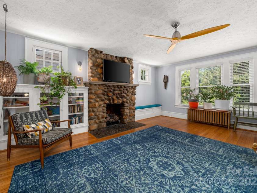 77 Mitchell Avenue, Asheville, NC 28806.  MLS# CAR4285971, YatesRealty ID 34450. 