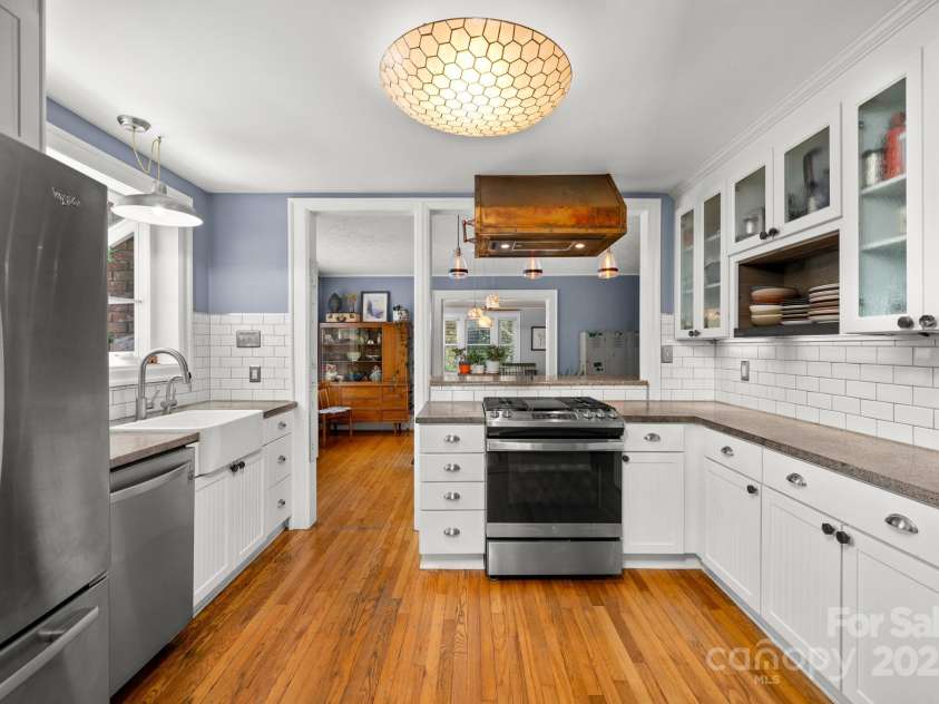 77 Mitchell Avenue, Asheville, NC 28806.  MLS# CAR4285971, YatesRealty ID 34450. 