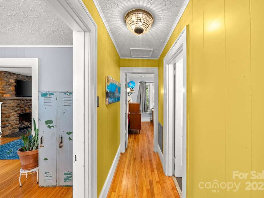 77 Mitchell Avenue, Asheville, NC 28806.  MLS# CAR4285971, YatesRealty ID 34450. 