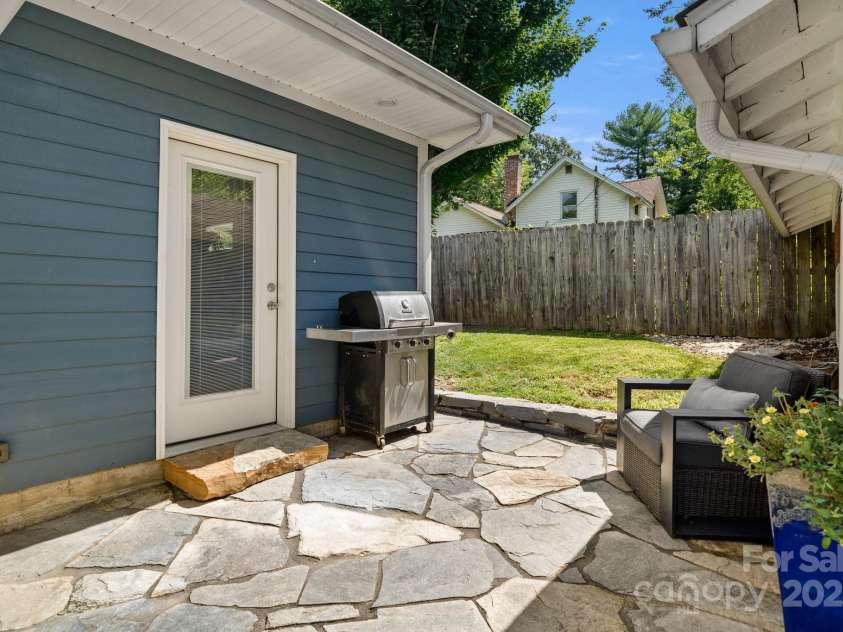 77 Mitchell Avenue, Asheville, NC 28806.  MLS# CAR4285971, YatesRealty ID 34450. 