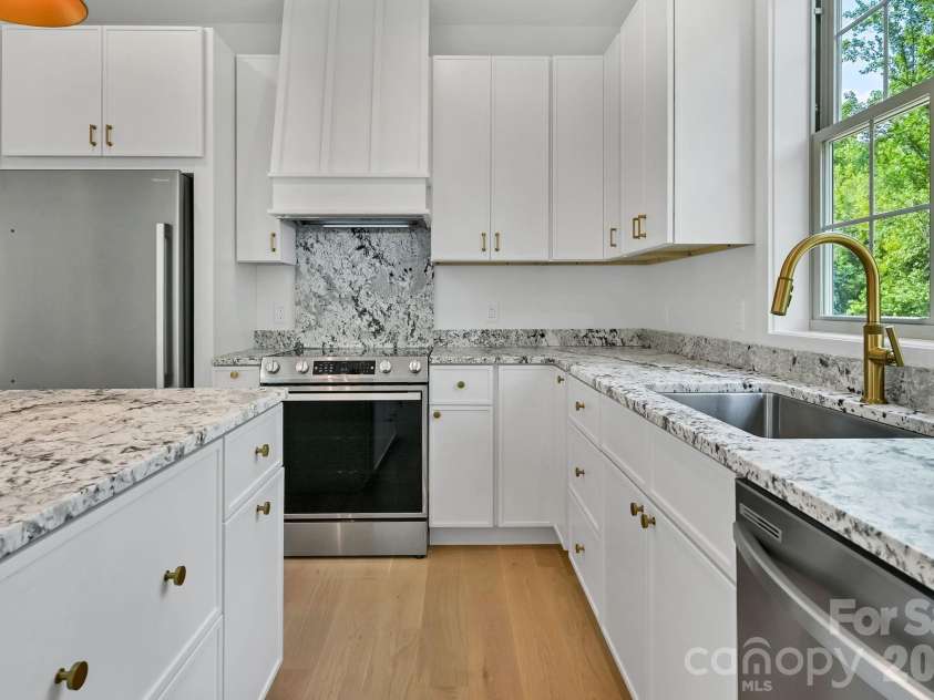 225 Edgewood Road, Asheville, NC 28803.  MLS# CAR4398598, YatesRealty ID 34454. 