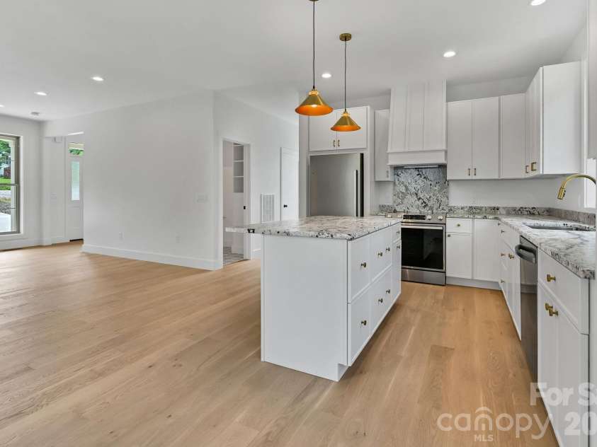 225 Edgewood Road, Asheville, NC 28803.  MLS# CAR4398598, YatesRealty ID 34454. 
