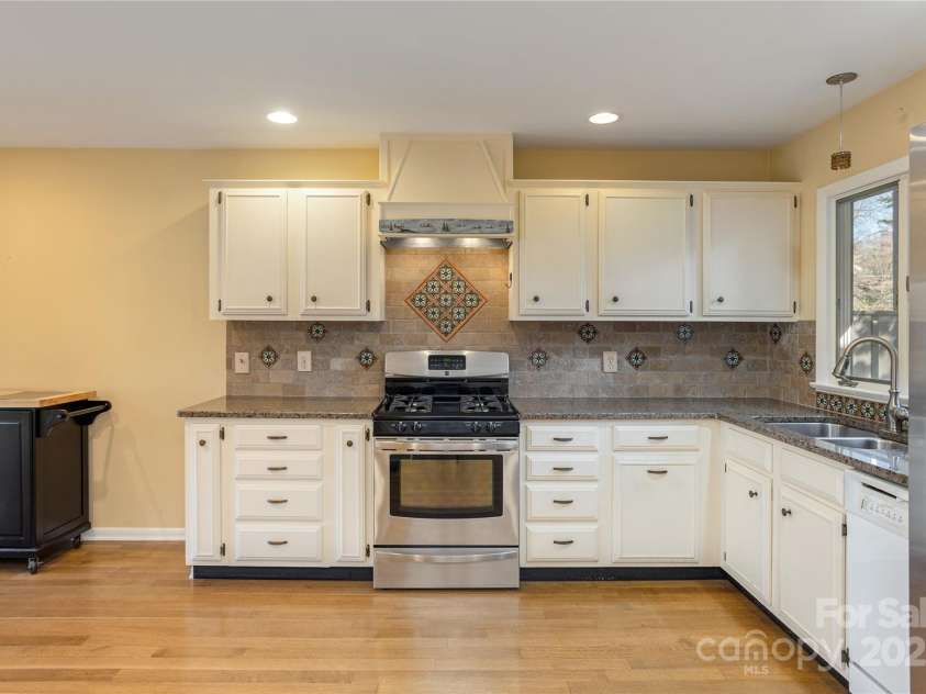 530 Crowfields Lane, Asheville, NC 28803.  MLS# CAR4294821, YatesRealty ID 34456. 