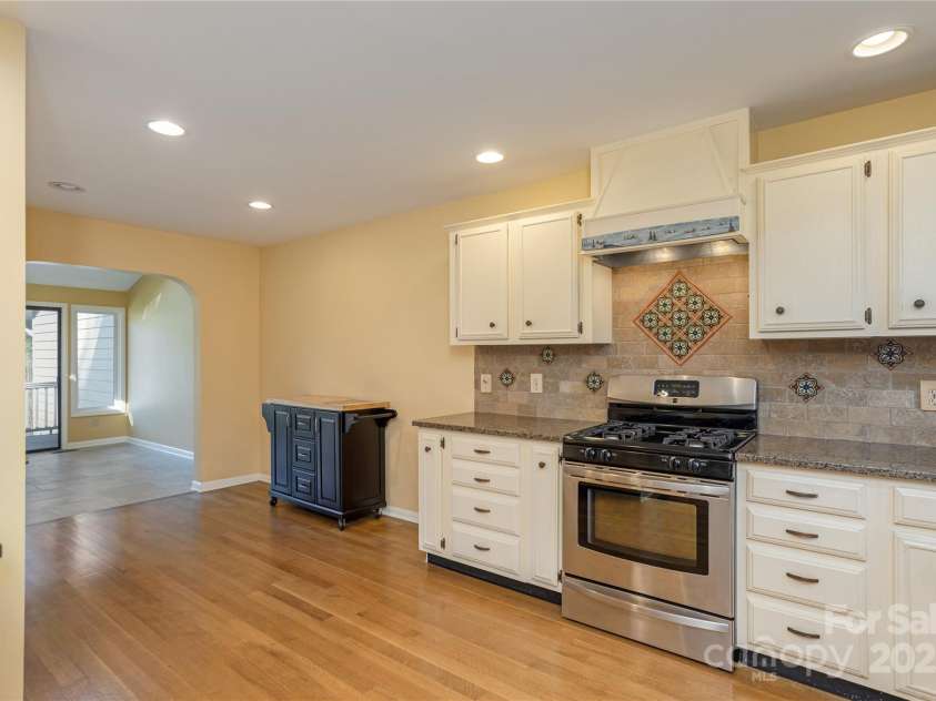 530 Crowfields Lane, Asheville, NC 28803.  MLS# CAR4294821, YatesRealty ID 34456. 