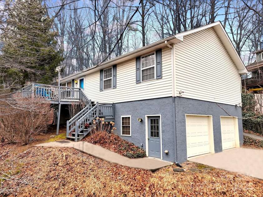 330 Sleepy Hollow Drive, Waynesville, NC 28785.  MLS# CAR4220888, YatesRealty ID 3446. 