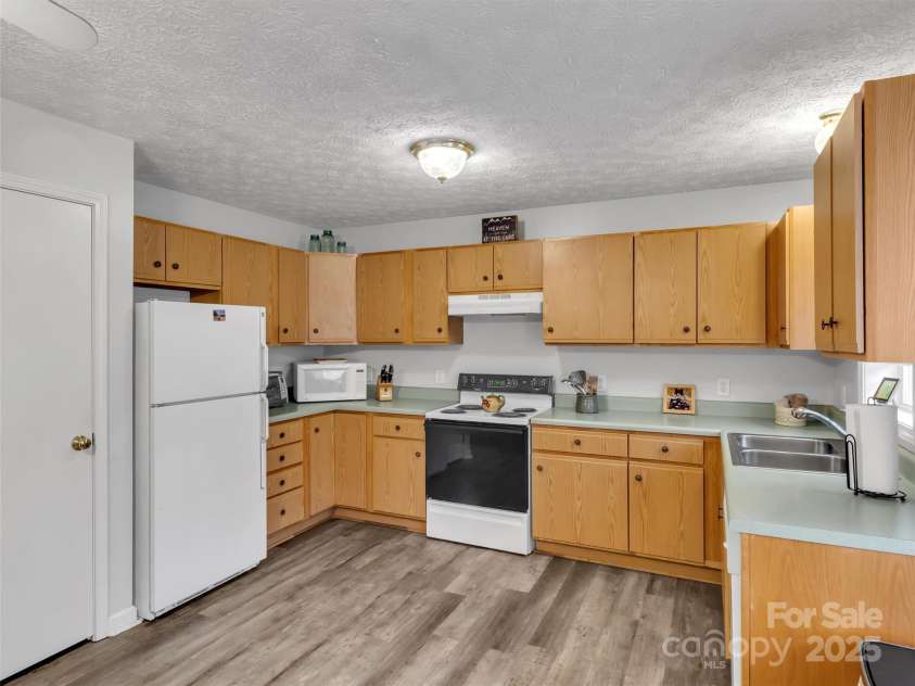 330 Sleepy Hollow Drive, Waynesville, NC 28785.  MLS# CAR4220888, YatesRealty ID 3446. 