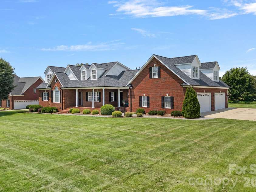 600 Ivah Lee Way, Monroe, NC 28110.  MLS# CAR4293198, YatesRealty ID 3446. 4-CAR Heated & Cooled 1,333 sqft GARAGE with back staircase to Bonus Room.