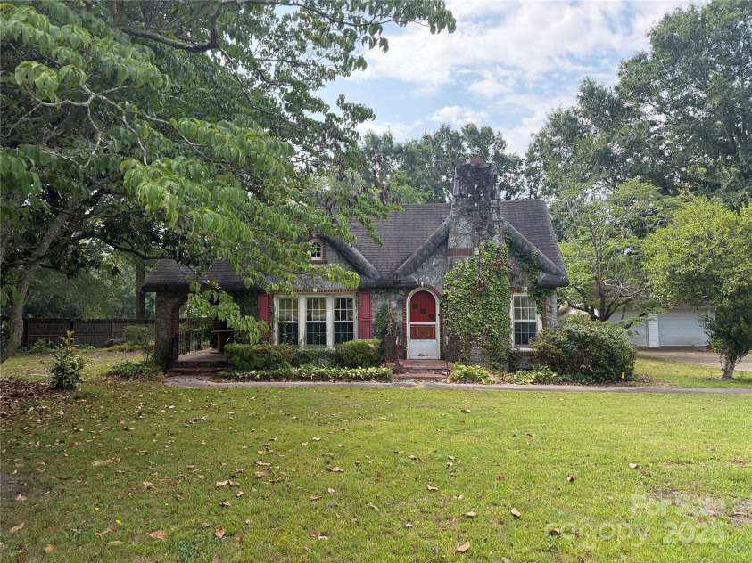 3985 1st Avenue, Hickory, NC 28602.  MLS# CAR4274222, YatesRealty ID 34461. 