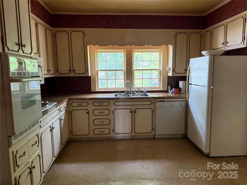 3985 1st Avenue, Hickory, NC 28602.  MLS# CAR4274222, YatesRealty ID 34461. 