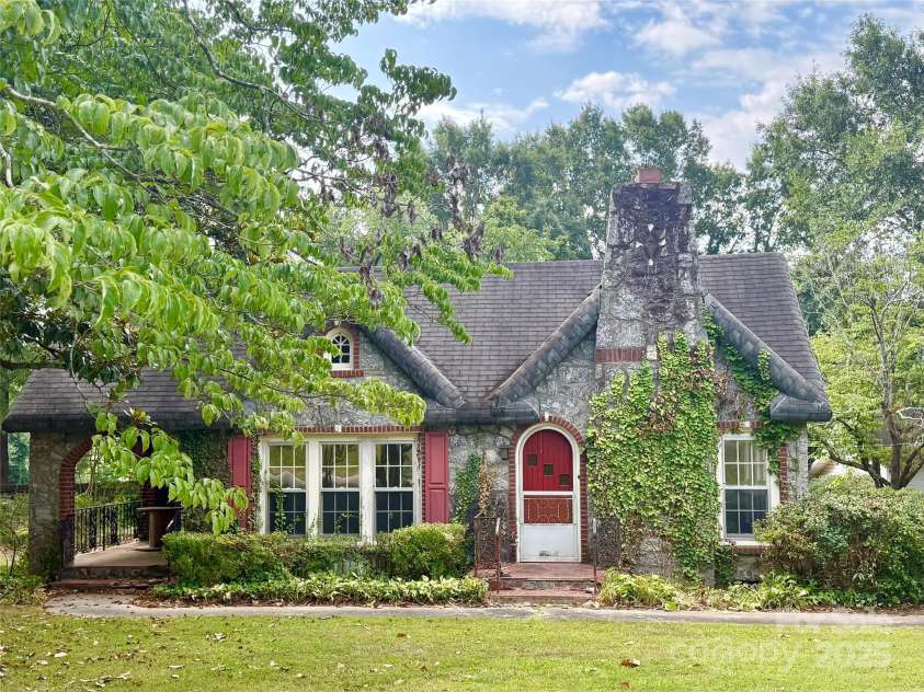3985 1st Avenue, Hickory, NC 28602.  MLS# CAR4274222, YatesRealty ID 34461. 