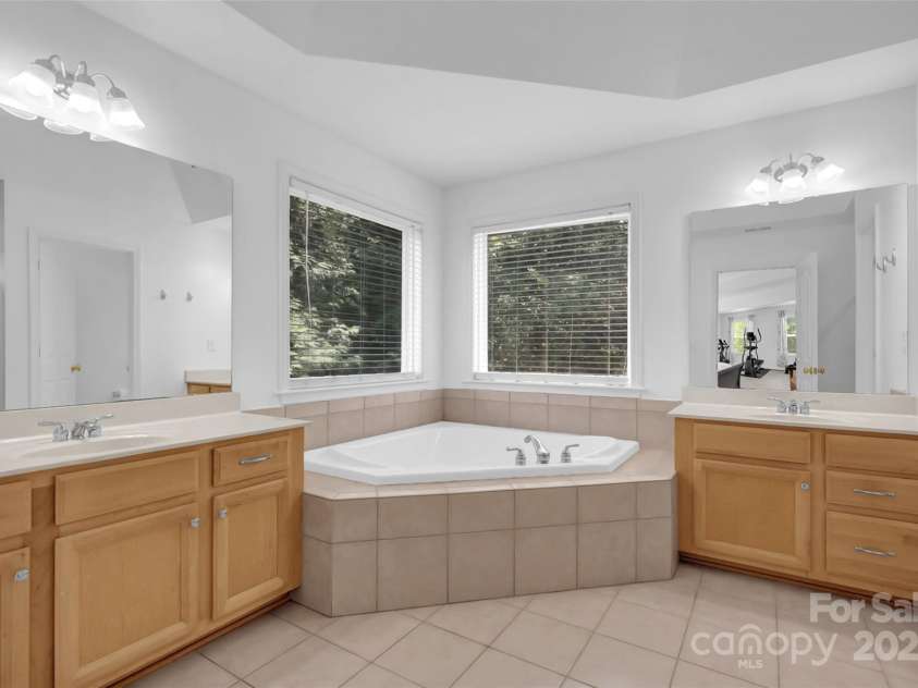 10104 Treetop Lane, Cornelius, NC 28031.  MLS# CAR4274344, YatesRealty ID 34464. 