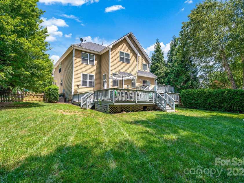 10104 Treetop Lane, Cornelius, NC 28031.  MLS# CAR4274344, YatesRealty ID 34464. 