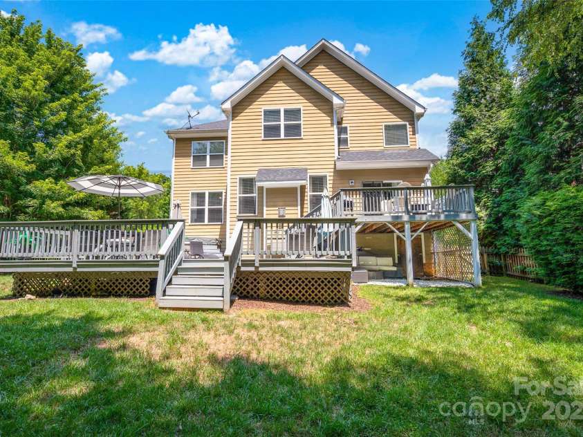 10104 Treetop Lane, Cornelius, NC 28031.  MLS# CAR4274344, YatesRealty ID 34464. 