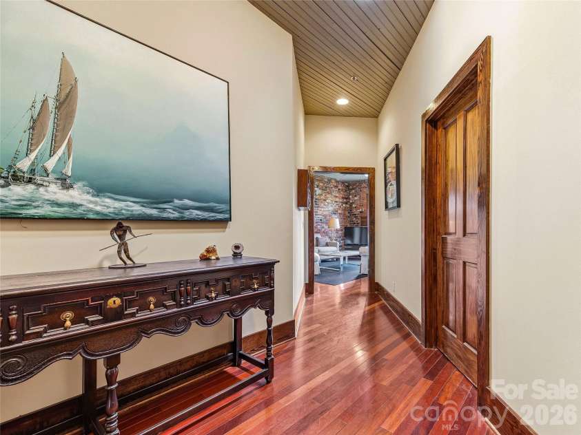 33 Patton Avenue, Asheville, NC 28801.  MLS# CAR4399652, YatesRealty ID 34465. 