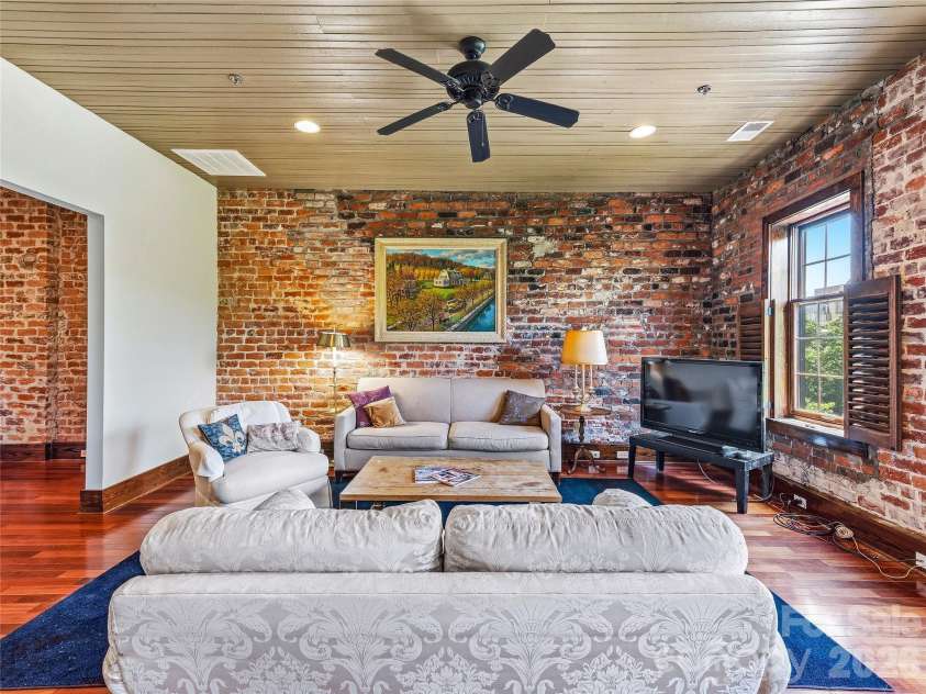 33 Patton Avenue, Asheville, NC 28801.  MLS# CAR4399652, YatesRealty ID 34465. 