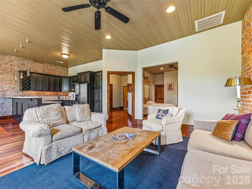 33 Patton Avenue, Asheville, NC 28801.  MLS# CAR4399652, YatesRealty ID 34465. 