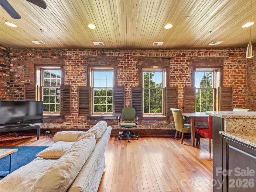 33 Patton Avenue, Asheville, NC 28801.  MLS# CAR4399652, YatesRealty ID 34465. 