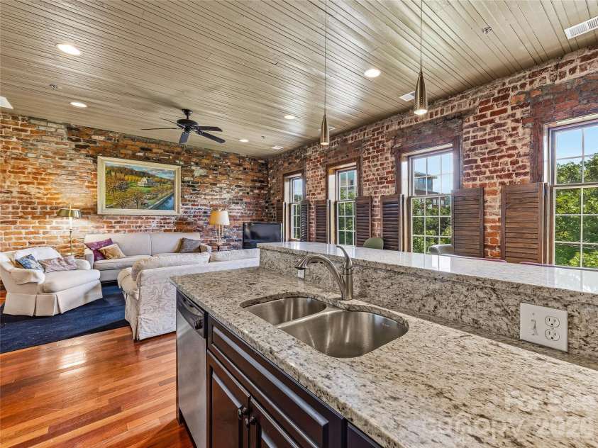 33 Patton Avenue, Asheville, NC 28801.  MLS# CAR4399652, YatesRealty ID 34465. 