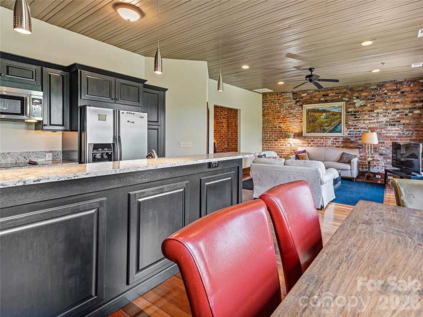33 Patton Avenue, Asheville, NC 28801.  MLS# CAR4399652, YatesRealty ID 34465. 
