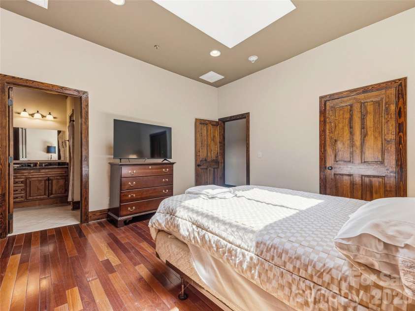33 Patton Avenue, Asheville, NC 28801.  MLS# CAR4399652, YatesRealty ID 34465. 