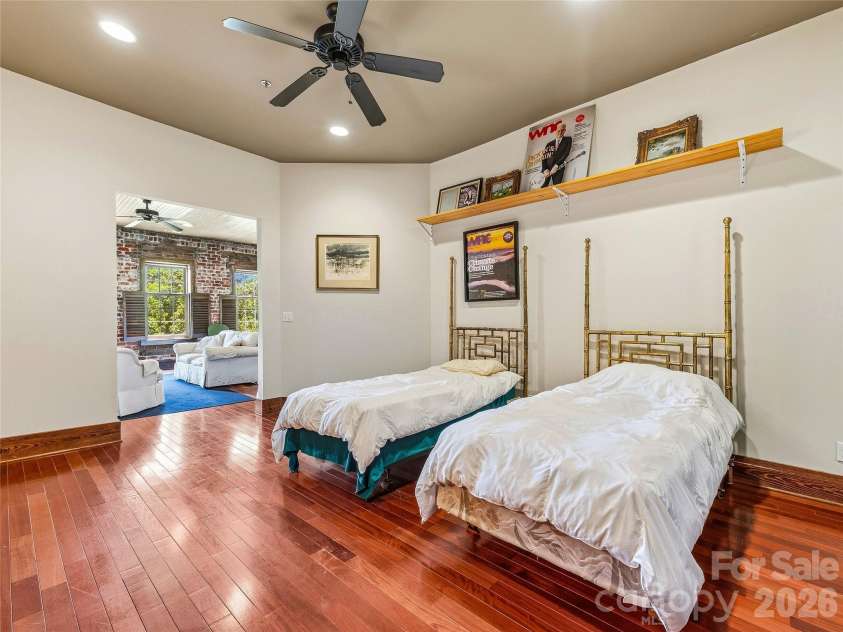 33 Patton Avenue, Asheville, NC 28801.  MLS# CAR4399652, YatesRealty ID 34465. 