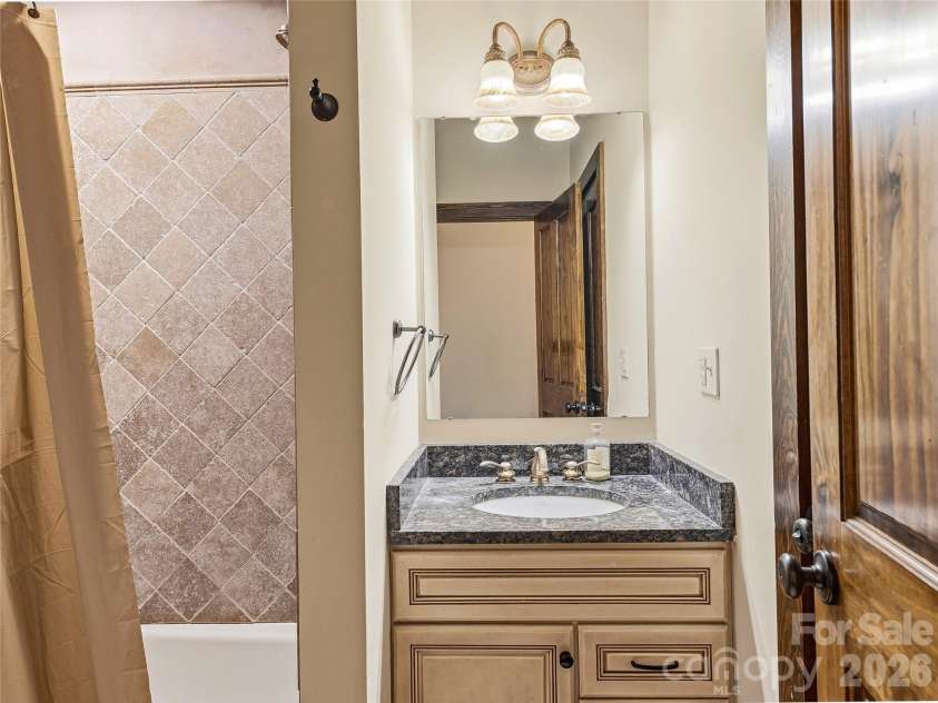 33 Patton Avenue, Asheville, NC 28801.  MLS# CAR4399652, YatesRealty ID 34465. 