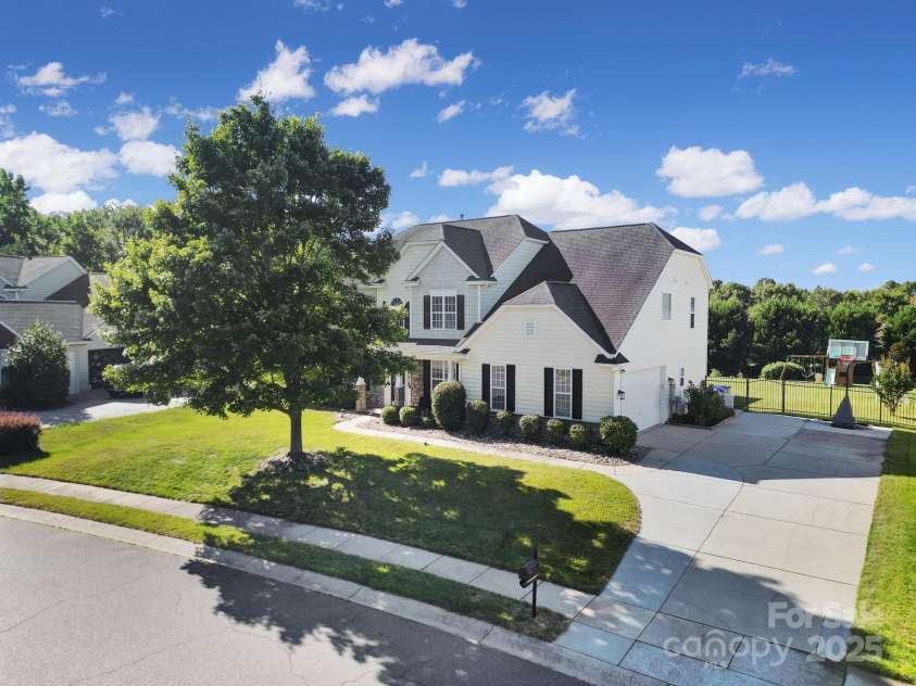 11015 Royal Colony Drive, Waxhaw, NC 28173.  MLS# CAR4285235, YatesRealty ID 34467. 