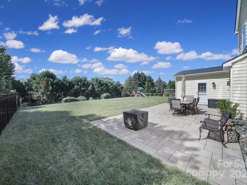 11015 Royal Colony Drive, Waxhaw, NC 28173.  MLS# CAR4285235, YatesRealty ID 34467. 