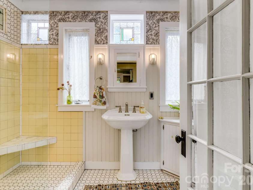 9 Houston Street, Asheville, NC 28801.  MLS# CAR4398917, YatesRealty ID 34469. Main level bathroom