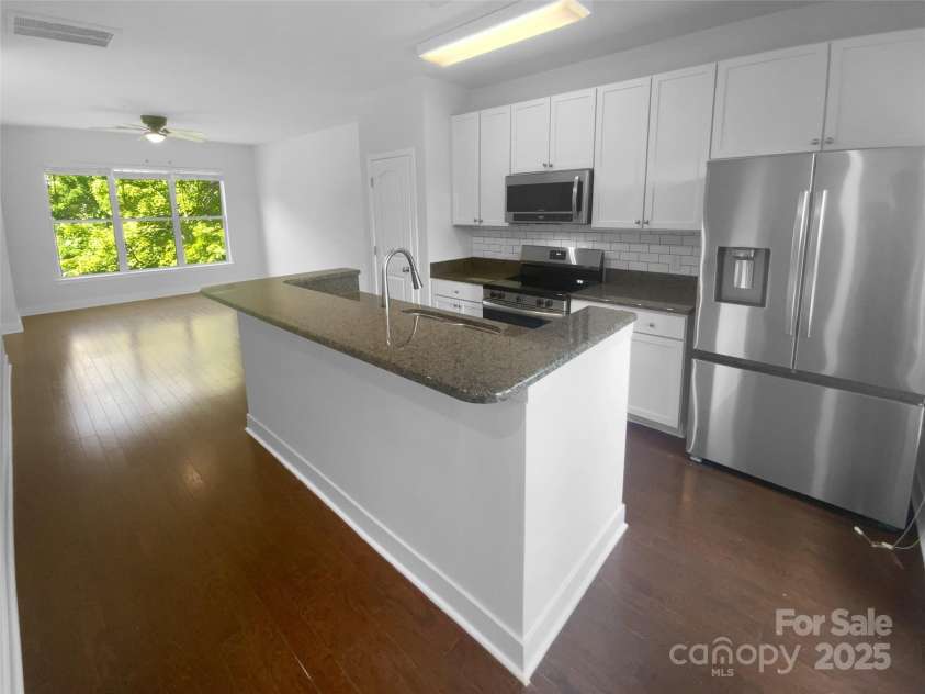 1031 Skyline View Way, Charlotte, NC 28204.  MLS# CAR4293136, YatesRealty ID 34470. 
