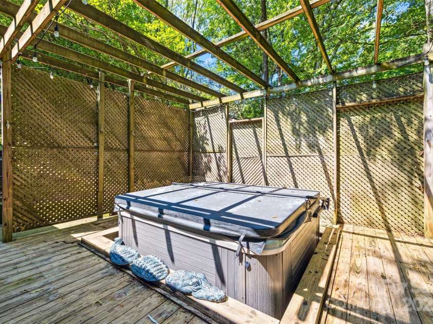 5101 Gorham Drive, Charlotte, NC 28226.  MLS# CAR4295776, YatesRealty ID 34471. 