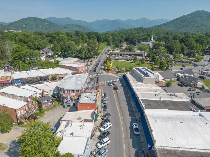 3 Staffordshire Drive, Black Mountain, NC 28711.  MLS# CAR4295831, YatesRealty ID 34472. But close to downtown!