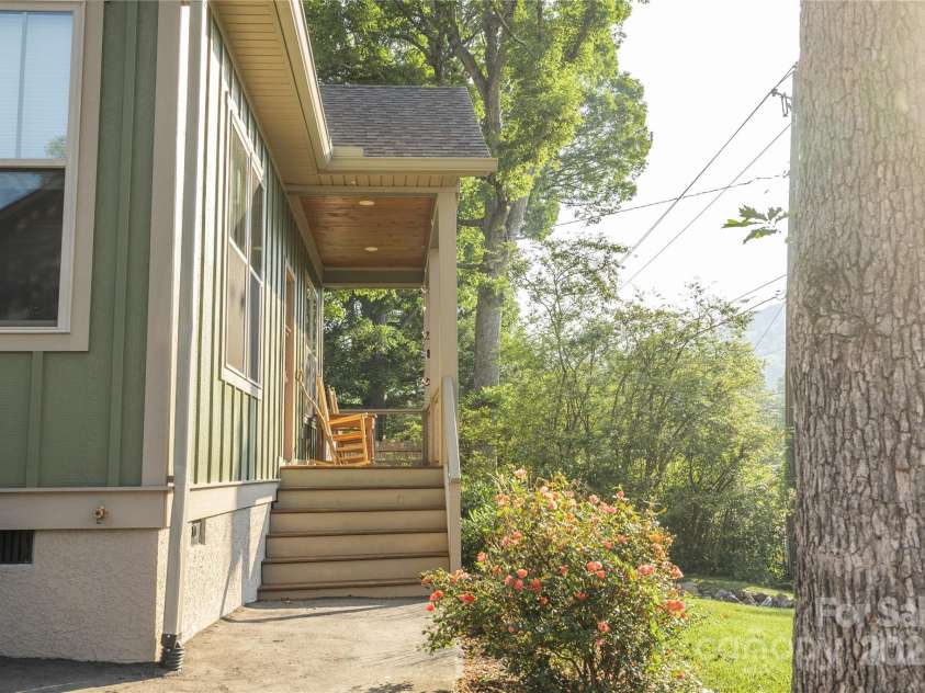 3 Staffordshire Drive, Black Mountain, NC 28711.  MLS# CAR4295831, YatesRealty ID 34472. Inviting entrance