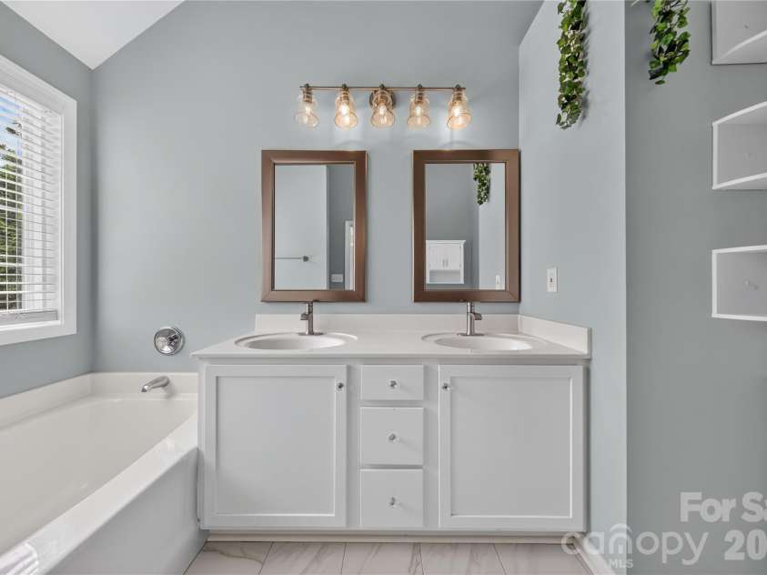 1505 Hollythorne Drive, Rock Hill, SC 29732.  MLS# CAR4396342, YatesRealty ID 34476. Ensuite Bathroom
