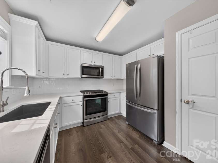 1505 Hollythorne Drive, Rock Hill, SC 29732.  MLS# CAR4396342, YatesRealty ID 34476. Kitchen