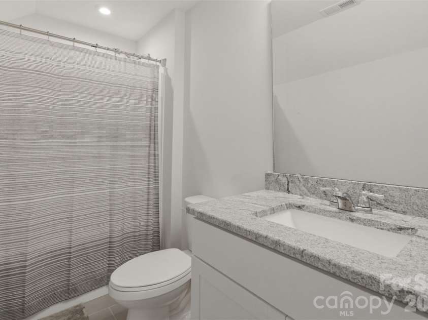 18005 Nolita Lane, Charlotte, NC 28204.  MLS# CAR4384825, YatesRealty ID 34479. 3rd floor full bath