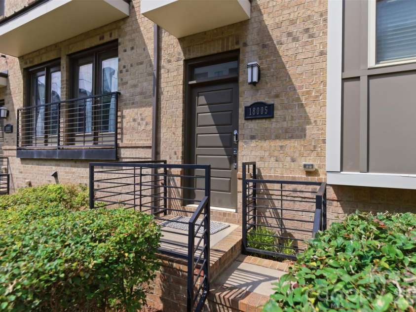 18005 Nolita Lane, Charlotte, NC 28204.  MLS# CAR4384825, YatesRealty ID 34479. 