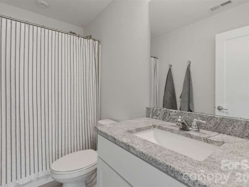 18005 Nolita Lane, Charlotte, NC 28204.  MLS# CAR4384825, YatesRealty ID 34479. Full bath