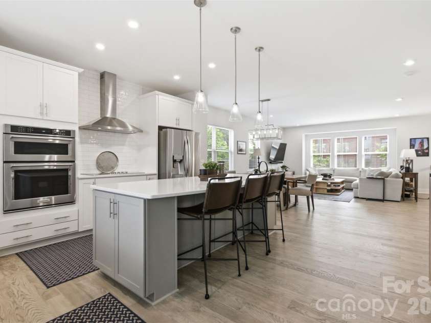 18005 Nolita Lane, Charlotte, NC 28204.  MLS# CAR4384825, YatesRealty ID 34479. Large kitchen
