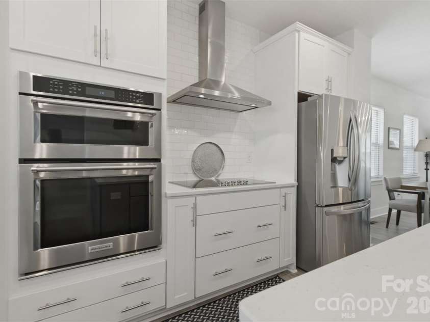 18005 Nolita Lane, Charlotte, NC 28204.  MLS# CAR4384825, YatesRealty ID 34479. Large kitchen