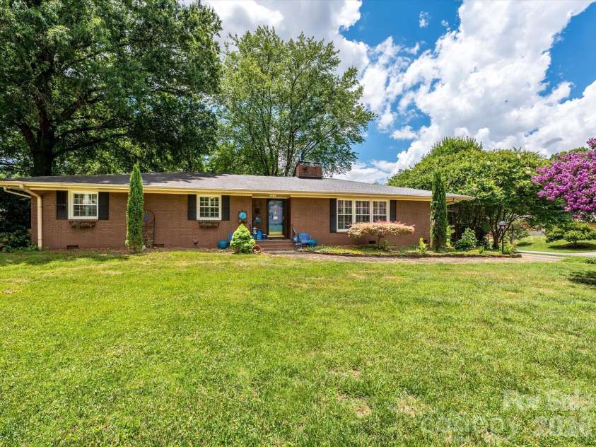 1300 Bevis Drive, Charlotte, NC 28209.  MLS# CAR4396482, YatesRealty ID 34482. 