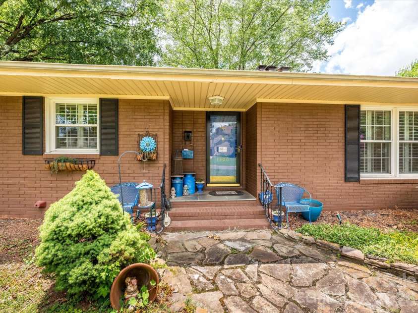 1300 Bevis Drive, Charlotte, NC 28209.  MLS# CAR4396482, YatesRealty ID 34482. 