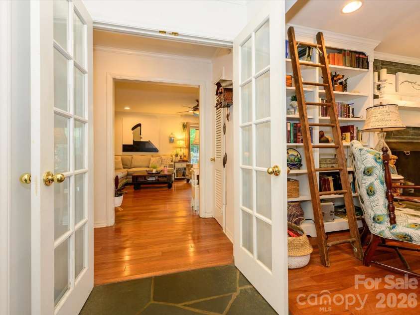 1300 Bevis Drive, Charlotte, NC 28209.  MLS# CAR4396482, YatesRealty ID 34482. 