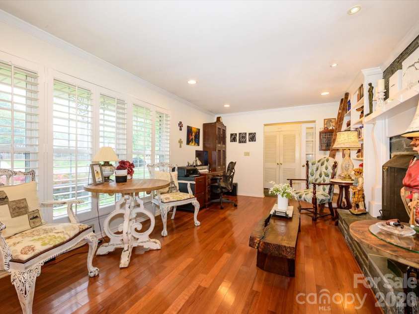 1300 Bevis Drive, Charlotte, NC 28209.  MLS# CAR4396482, YatesRealty ID 34482. 