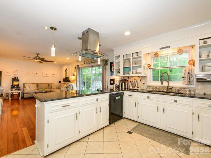 1300 Bevis Drive, Charlotte, NC 28209.  MLS# CAR4396482, YatesRealty ID 34482. 
