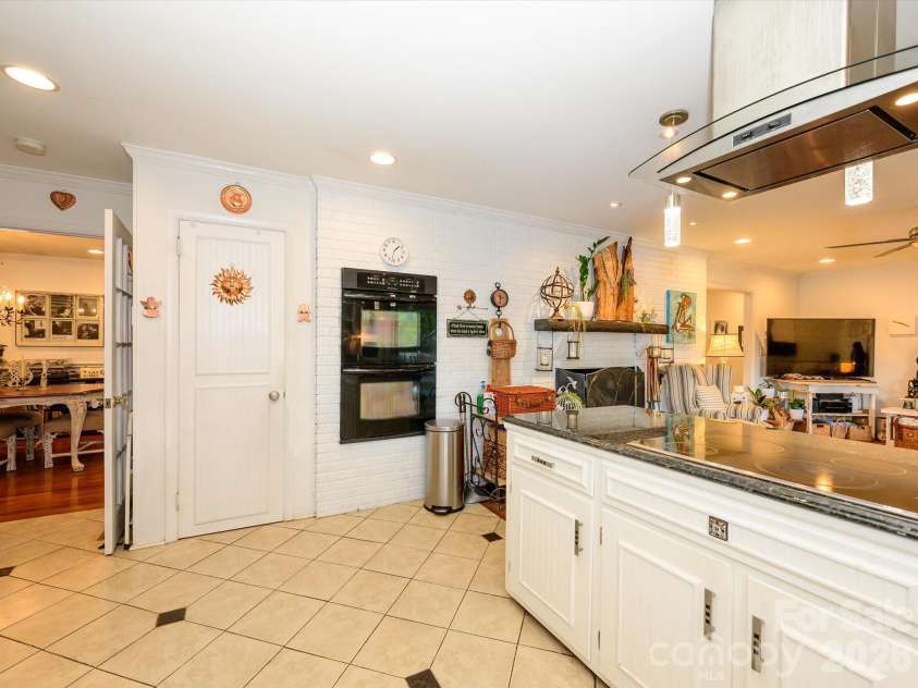 1300 Bevis Drive, Charlotte, NC 28209.  MLS# CAR4396482, YatesRealty ID 34482. 